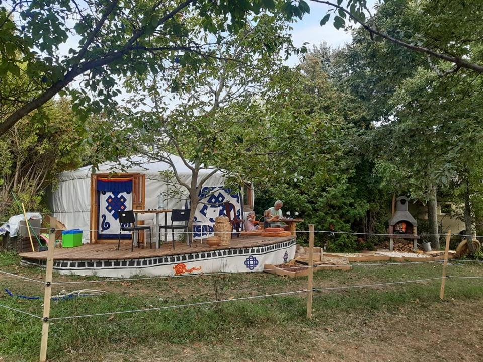 Jurta az erdő mellett dézsával-KERESZ-TANYA Hotel Pilisszentkereszt Exterior foto