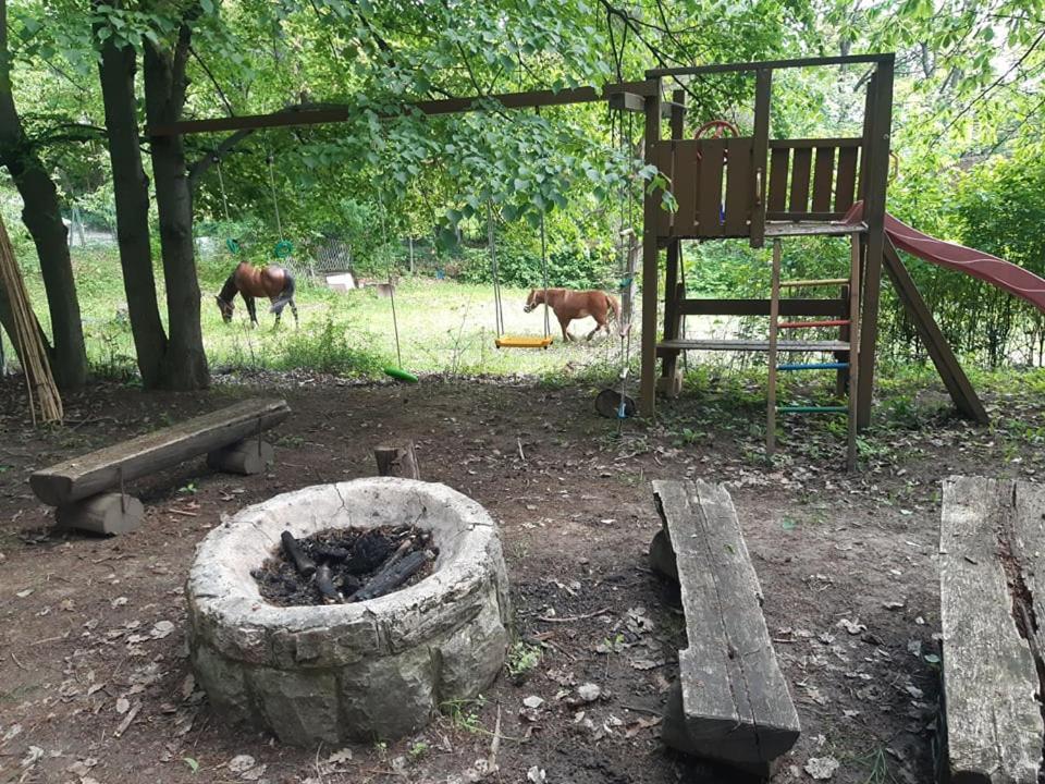 Jurta az erdő mellett dézsával-KERESZ-TANYA Hotel Pilisszentkereszt Exterior foto