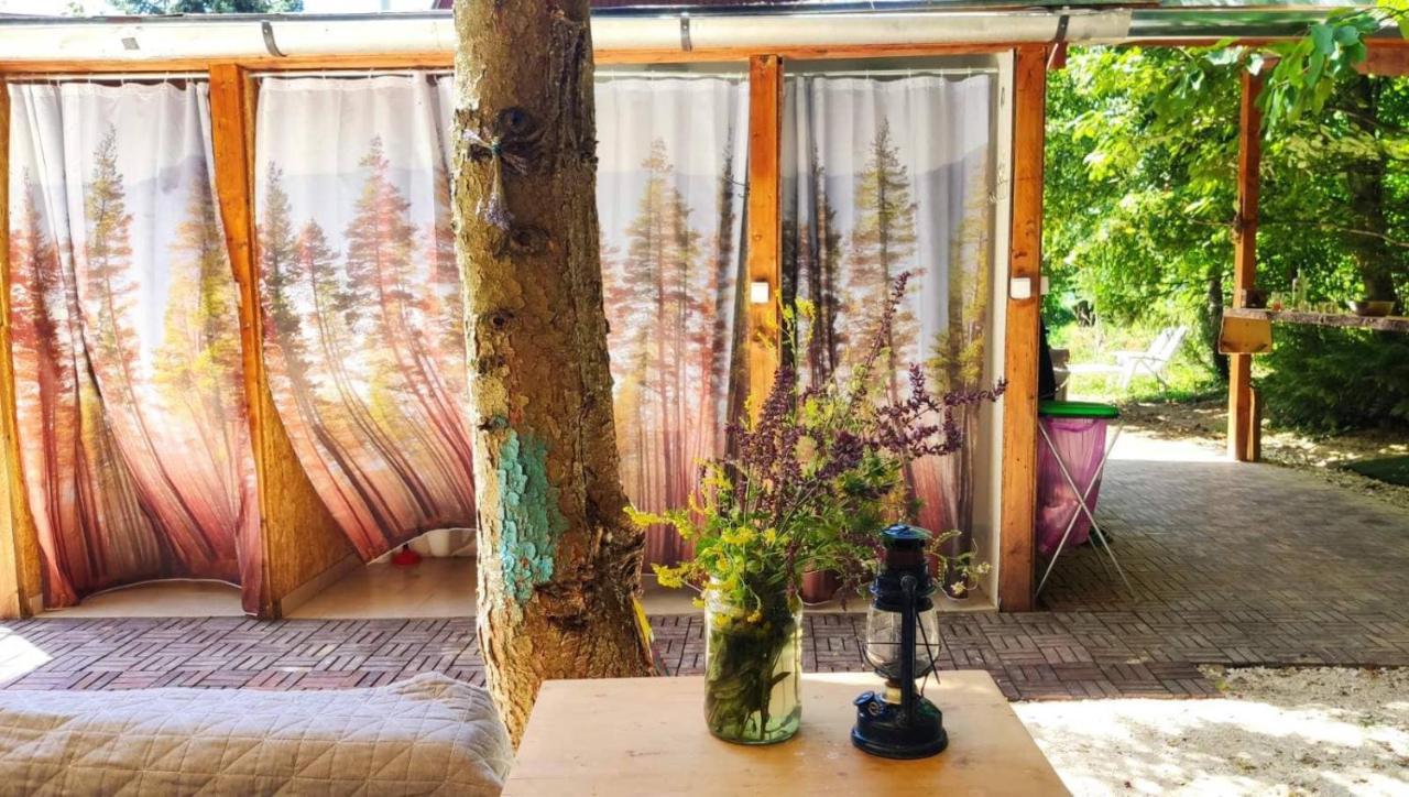 Jurta az erdő mellett dézsával-KERESZ-TANYA Hotel Pilisszentkereszt Exterior foto